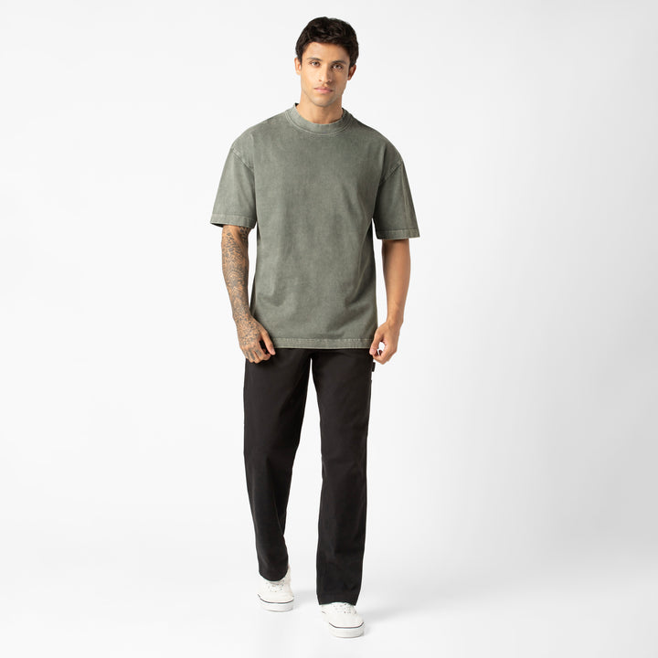 Boxy Tee Graphite full body on model