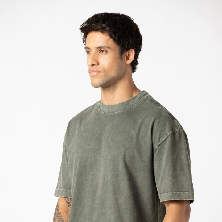 Boxy Tee Graphite close up on model