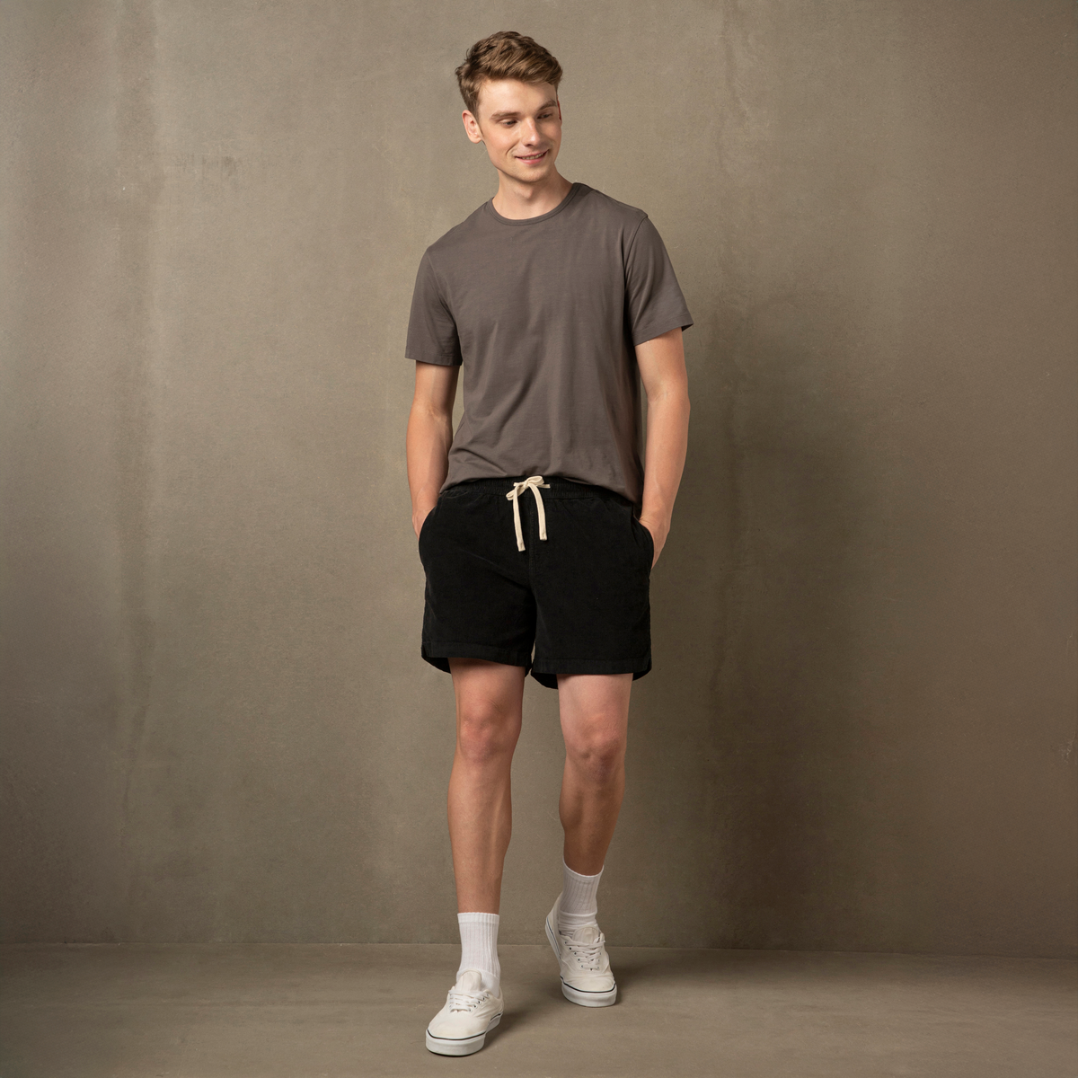 Corduroy Easy Short Black full body on model