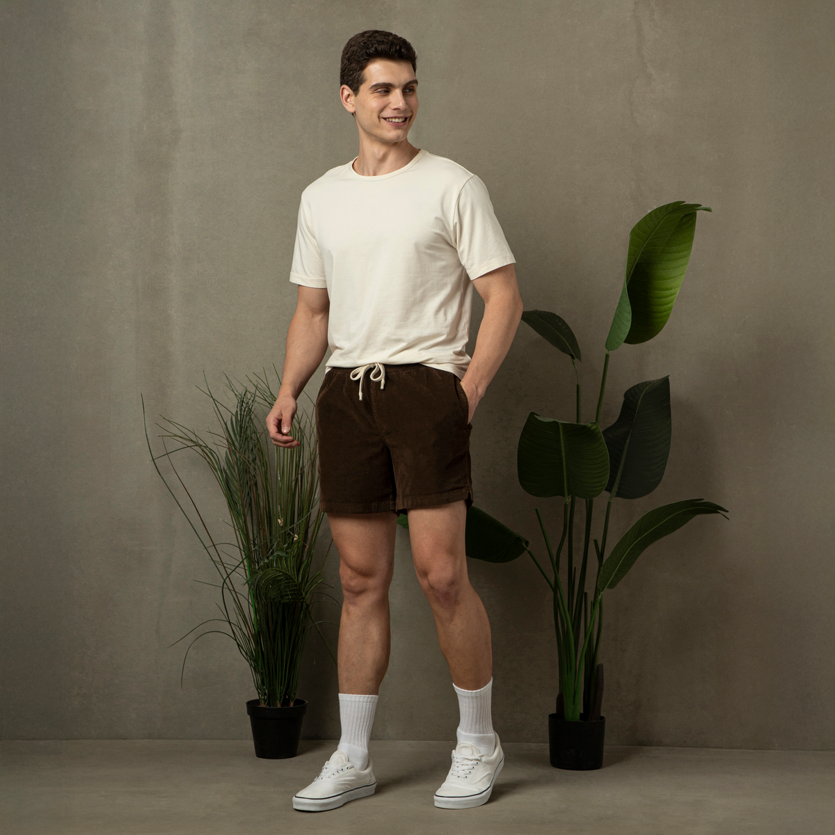 Corduroy Easy Short Cocoa full body on model