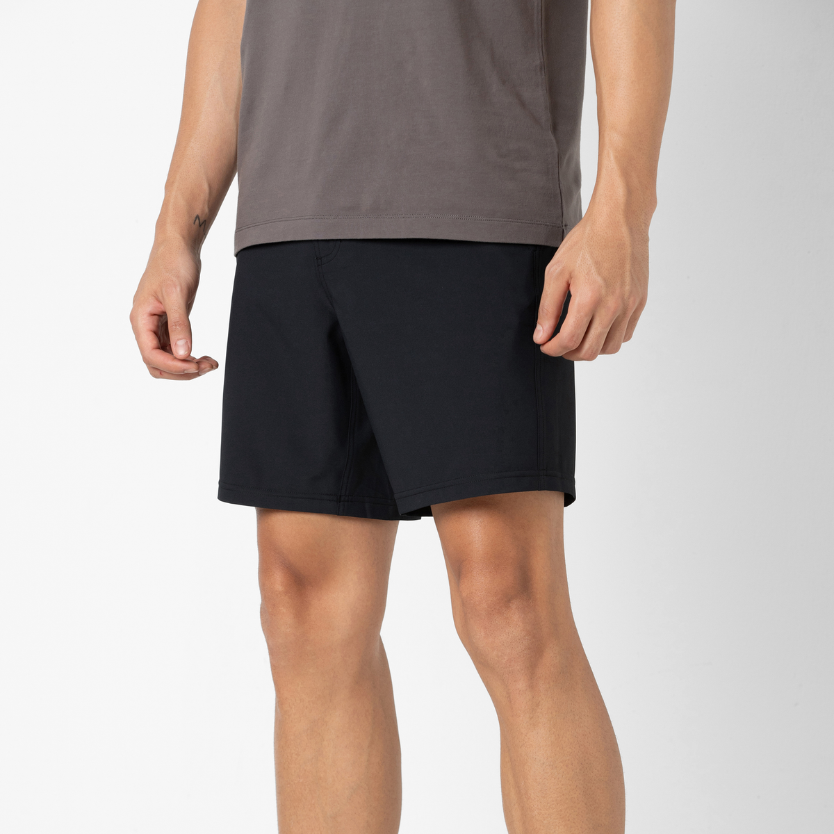 Hybrid Short 7" Black side on model