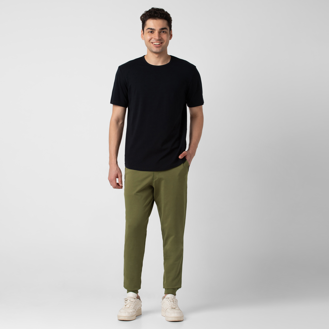 Lounge Jogger Olive full body on model