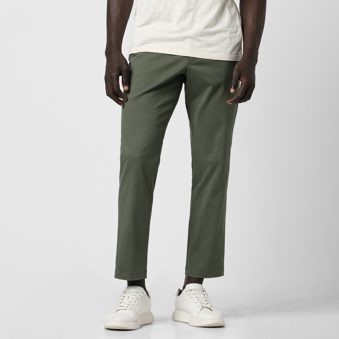 Relaxed Stretch Chino Pant Fern on model