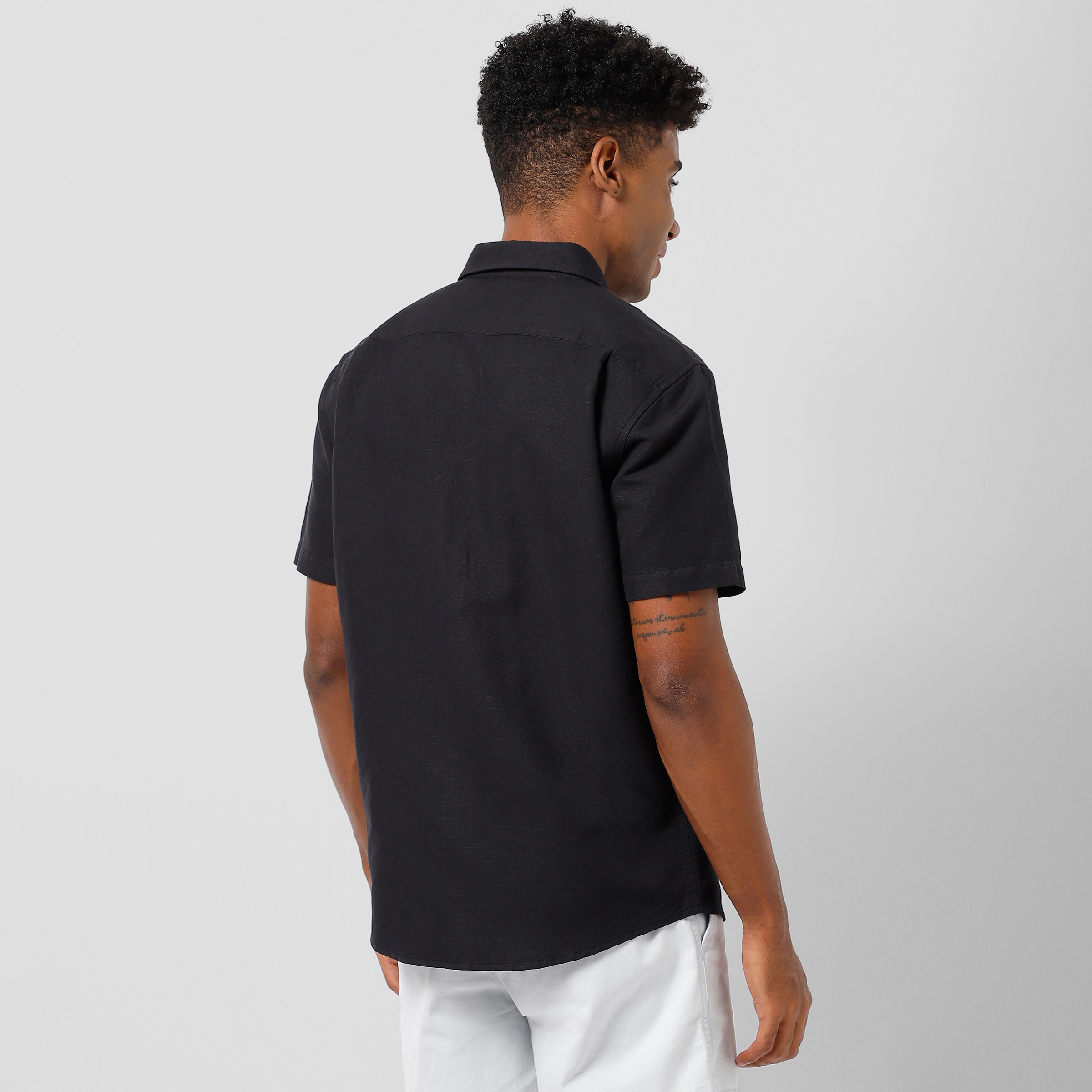 Retreat Linen Shirt Black back on model