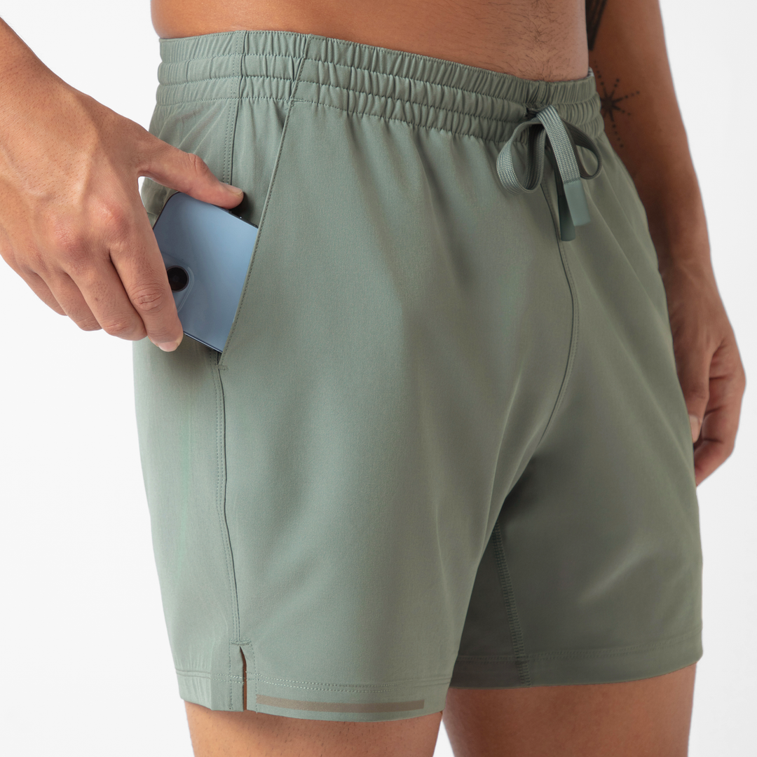 Run Short v2 5.5" in Shark Grey front on model close up of phone stability pocket