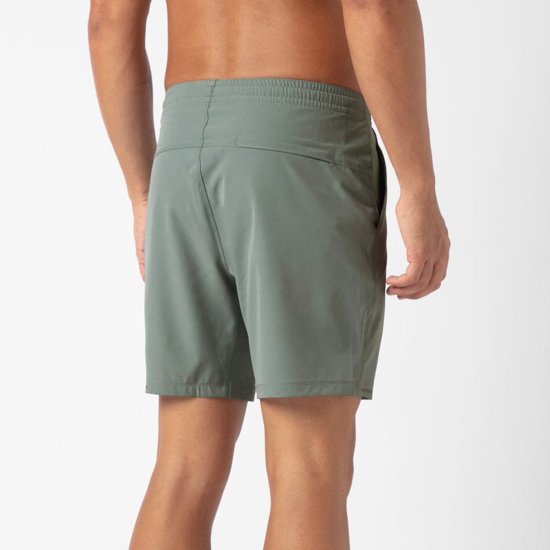 Run Short v2 7" in Shark Grey back on model