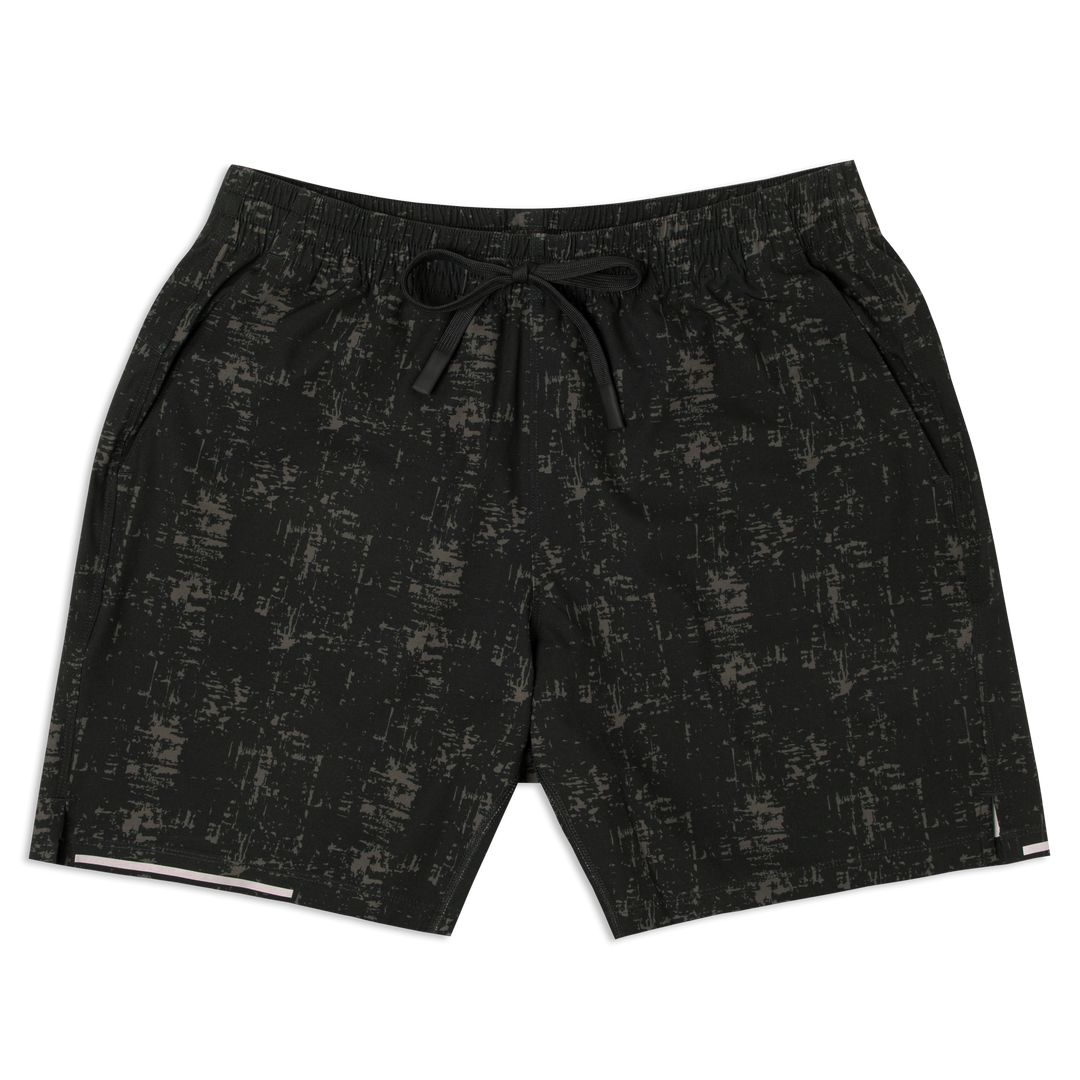 The Run Short v2 7" in Asphalt, features an elastic waistband with drawstring, side pockets, small hem slits, and a reflective strip on bottom right leg hem