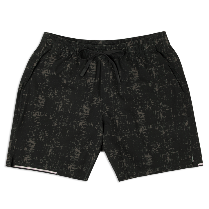 The Run Short v2 7" in Asphalt, features an elastic waistband with drawstring, side pockets, small hem slits, and a reflective strip on bottom right leg hem