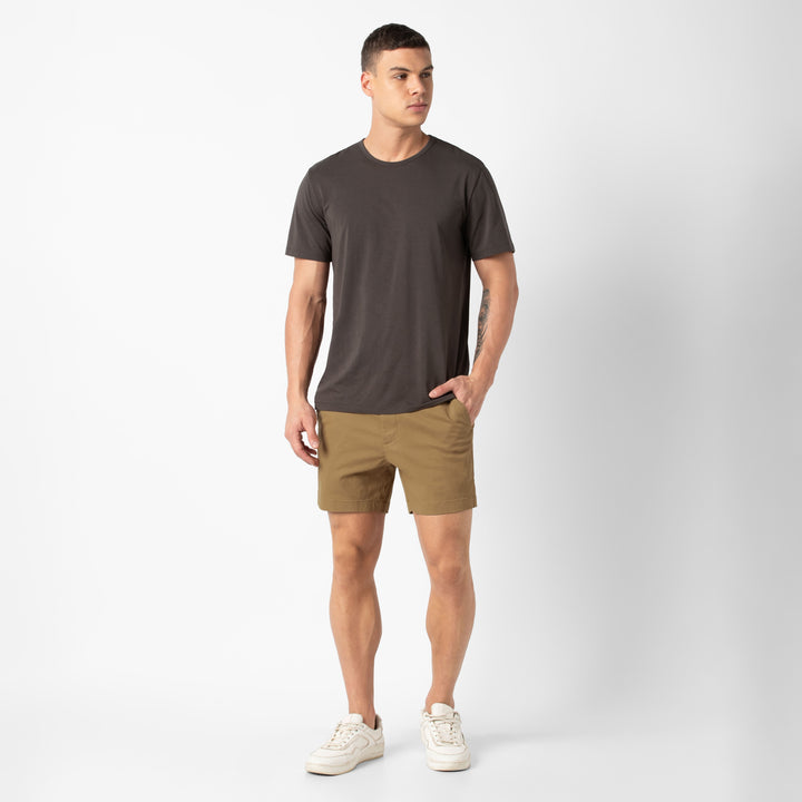 Stretch Chino Short Camel 5.5" full body on model