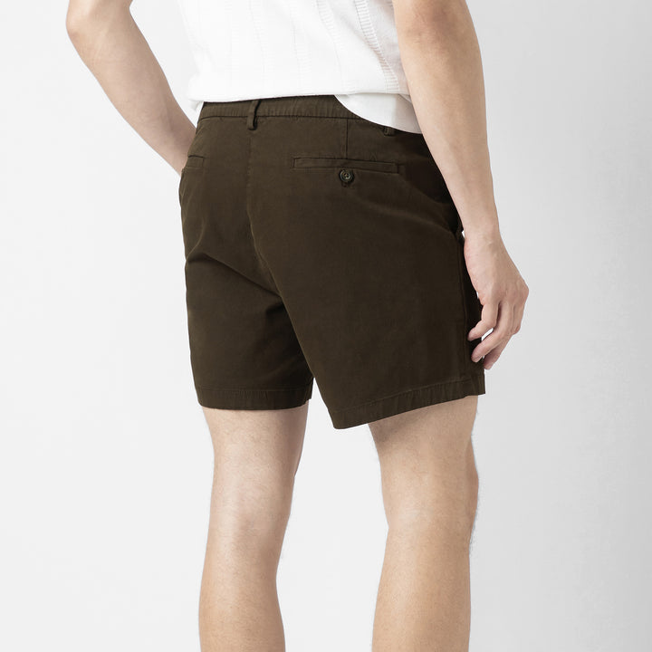 Stretch Chino Short 5.5" in Cocoa back on model