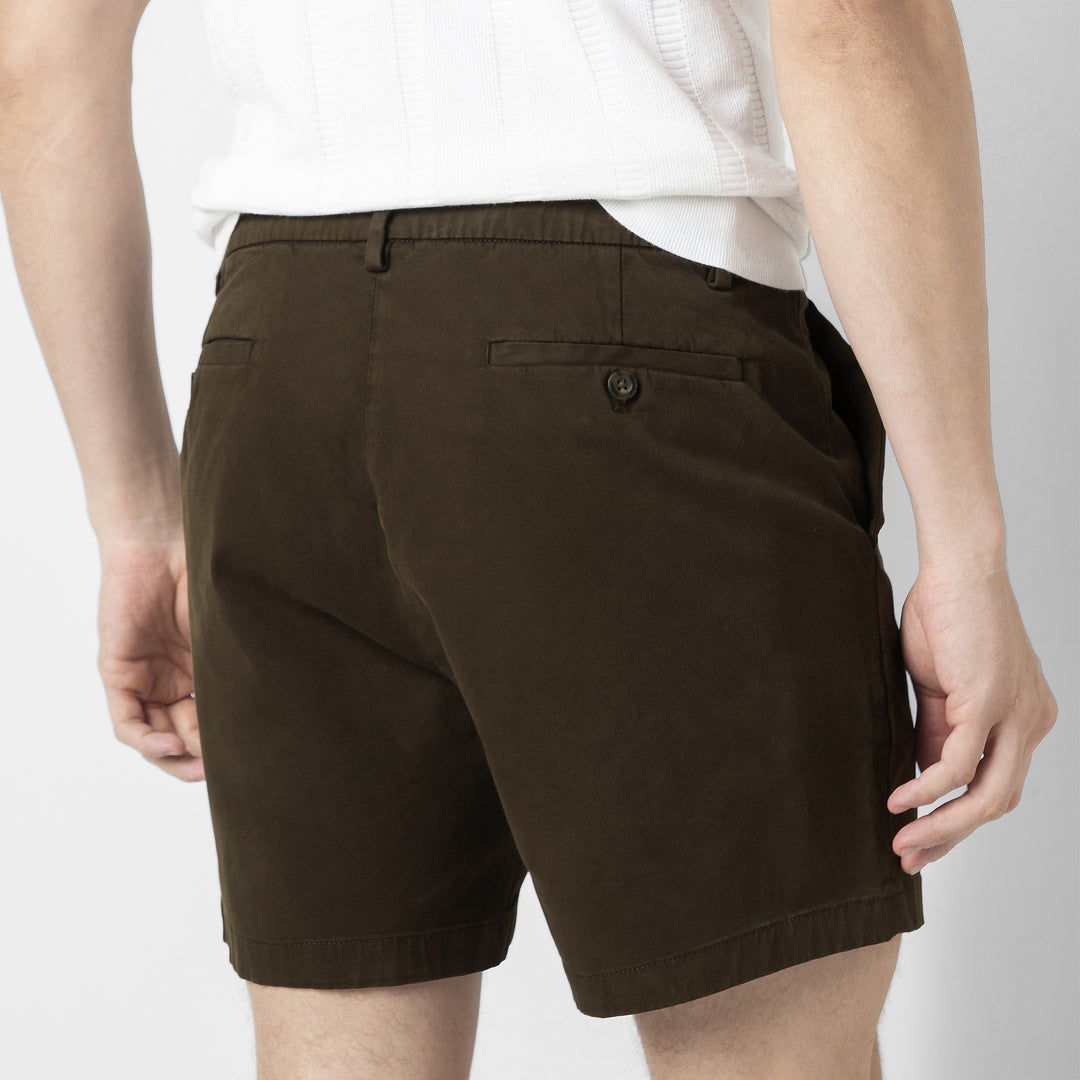 Stretch Chino Short 5.5" in Cocoa close up back on model
