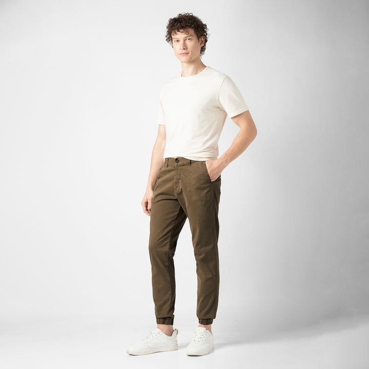Stretch Jogger Desert full body side on model