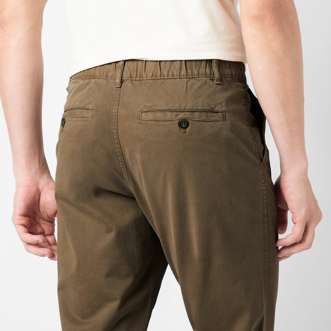 Stretch Jogger Desert close up back on model