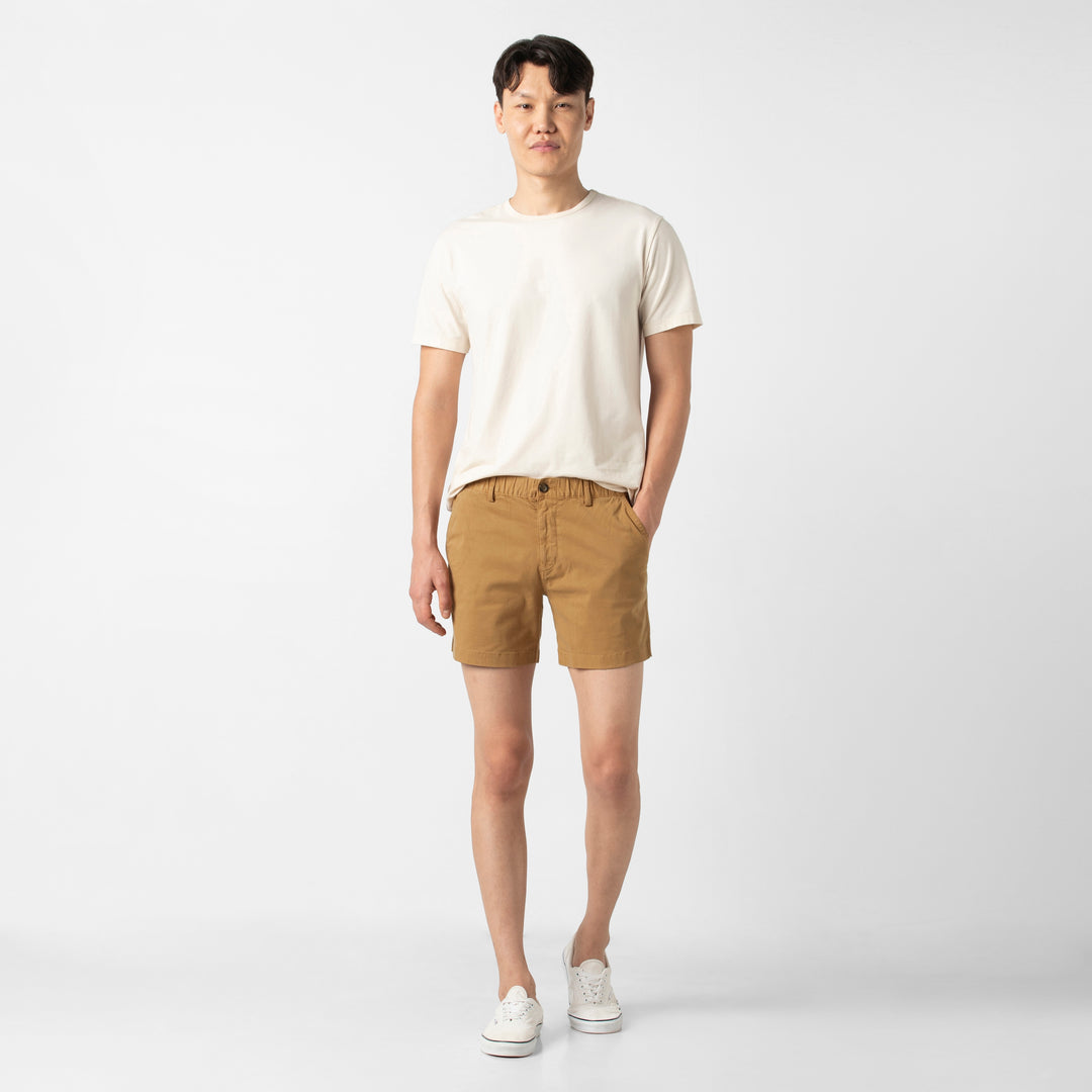 Stretch Short 5 Camel full body on model