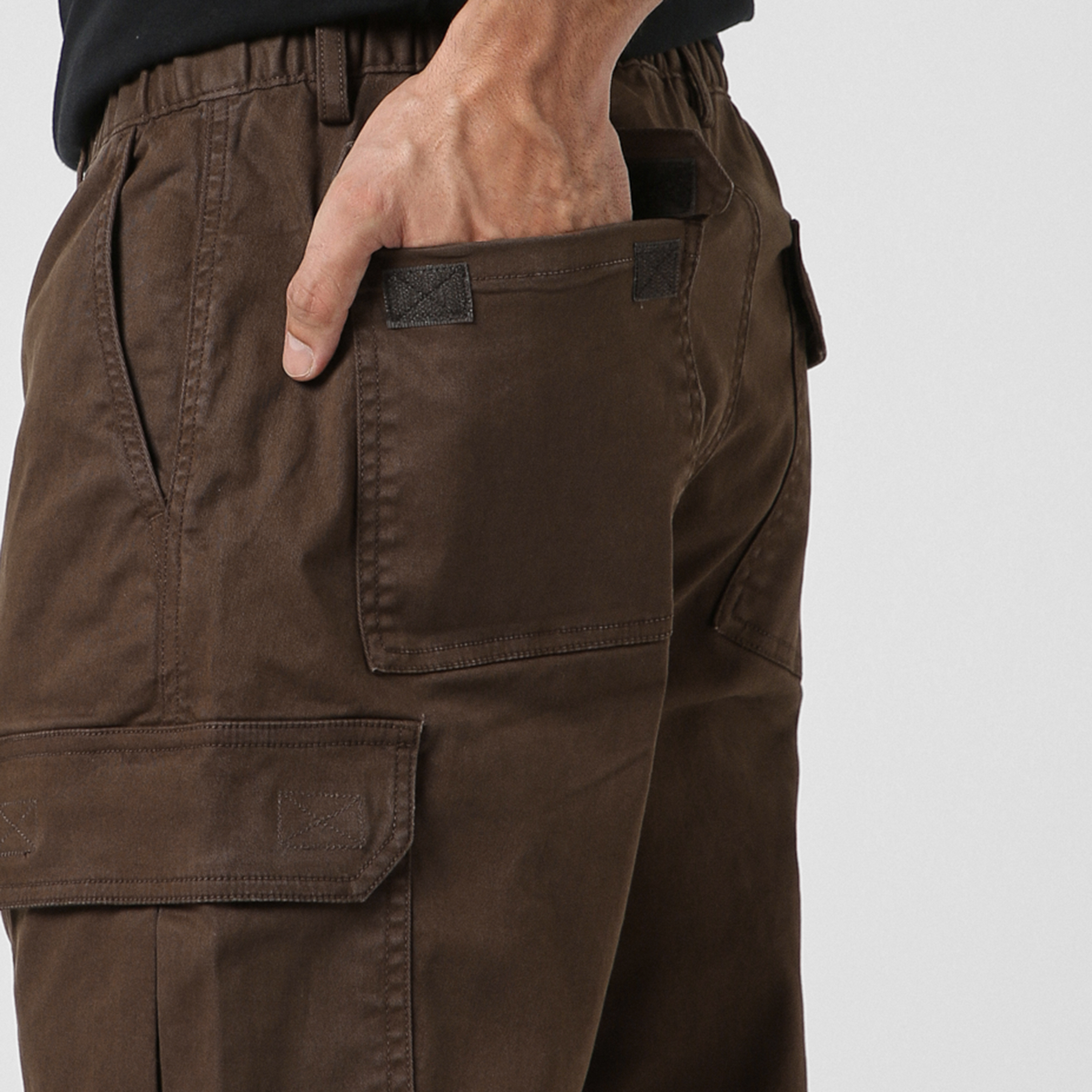 Stretch Cargo Pant Cocoa close up back velcro pockets