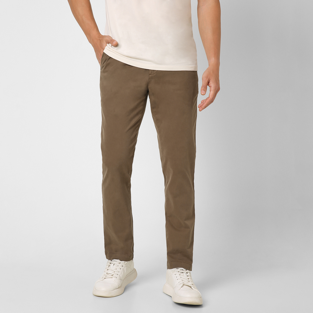 Stretch Chino Pant Desert on model