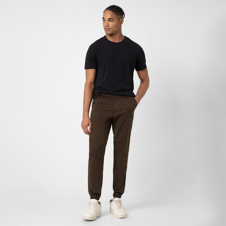 Stretch Jogger Cocoa full body on model