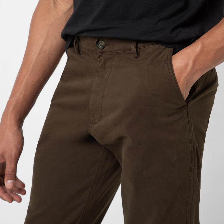 Stretch Jogger Cocoa close up front on model