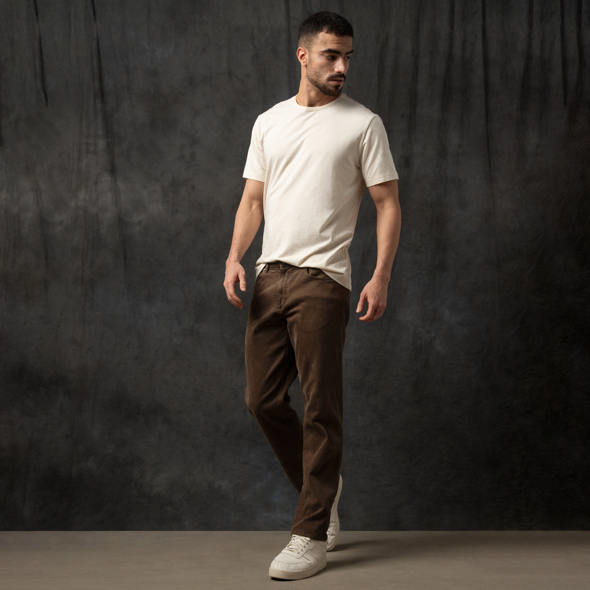 Stretch Travel Jean Cocoa full body on model
