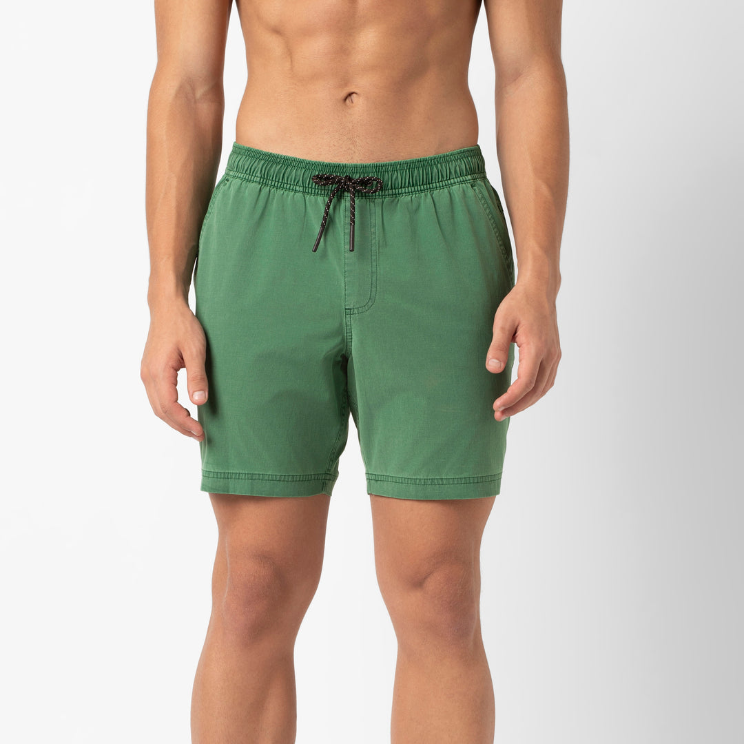 Volley Short 7 Duck Geen front on model